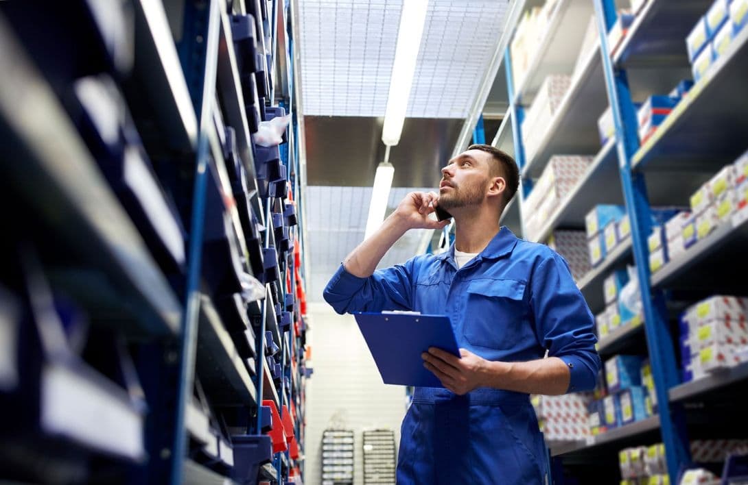 Interno del magazzino ricambi auto CRM a Roma est